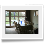 Spisebordet med udsigt til haven.