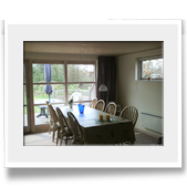 Spisebordet med udsigt til haven.