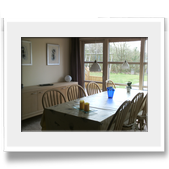 Spisebordet med udsigt til haven.