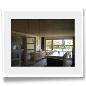 Spisebordet med udsigt til haven.